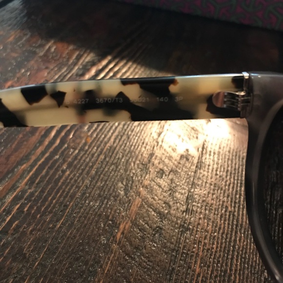 Authentic Burberry gray sunglasses - Picture 2 of 7